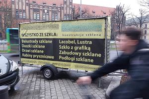 Przyczepa z nonikiem reklam nielegalnie pozostawiona na patnym miejscu postojowym przy al. Niepodlegoci