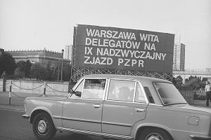 Dekoracje na IX Nadzwyczajny Zjazd PZPR w Warszawie. Tablica 'Warszawa wita delegatw na IX nadzwyczajny zjazd PZPR' przy skrzyowaniu Al. Jerozolimskich i ul. Emilii Plater. Na jezdni samochd Fiat 125p, 10 lipca 1981 r.