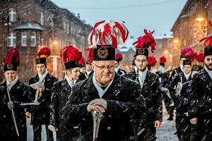 Grnicza orkiestra dta z kopalni KWK Wieczorek podczas tradycyjnej, corocznej Barbrkowej pobudki dla mieszkacw zabytkowego grniczego osiedla Nikiszowiec. Katowice, 4 grudnia 2017 r.