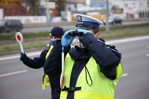 Pierwsza fala pandemii koronawirusa. Policja i andarmeria Wojskowa zatrzymuje pojazdy i pyta o powd podry (po ogoszeniu rzdowego nakazu pozostania w domach). Szczecin, 1 kwietnia 2020. Pod koniec grudnia ma obowizywa 'kwarantanna narodowa'