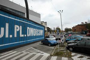 Widok na plac przed dworcem w Myszkowie, z odnowionym gmachem stacji