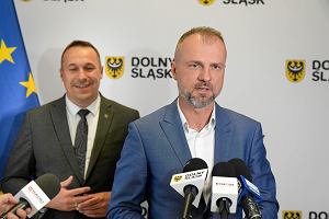 Jarosaw Rabczenko z KO odpowiada m.in. za sub zdrowia na Dolnym lsku. Razem z marszakiem Pawem Gancarzem z PSL i reszt zarzdu ju dokonali zmian na stanowiskach szefw placwek medycznych, ale nie wszystkich