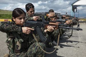 wiczenia bojowe kurdyjskiego kobiecego oddziau YPJ, obz Shilan w Roawie  