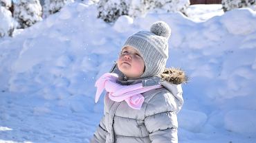 Jak ubra dziecko na spacer? Najwyszy czas stosowa krem na mrz i wycign rajstopki