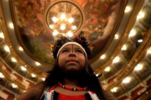 Maira Tembe stoi w Teatro da Paz przed rozpoczciem ceremonii zaprezentowania narodowego spisu ludnoci rdzennej Brazylii w Belem, Brazylia.