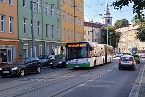 Autobus jedzie zlikwidowanym pasem autobusowo-tramwajowym na al. Wyzwolenia