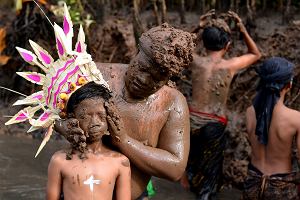 Mebuug-Buugan czyli tradycyjny rytua kpieli botnych w wiosce Kedonganan na Bali, Indonezja, 12 marca 2024 r. Ta wyjtkowa tradycja jest sposobem wyraenia wdzicznoci za yzno ziemi i uwaa si, e pomaga zneutralizowa duchow negatywno. Bierze w nim udzia caa spoeczno Kedonganan, zarwno mczyni, jak i kobiety, doroli i dzieci, ktrzy w ramach rytuau pokrywaj swoje ciaa botem.