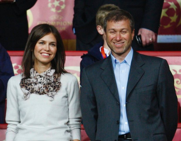 Chelsea owner Roman Abramovich stands with his Russian model girlfriend Daria Zhukova before the UEFA Champions League final between Chelsea and Manchester United at the Luzhniki stadium in Moscow May 21, 2008.     REUTERS/Eddie Keogh (RUSSIA)