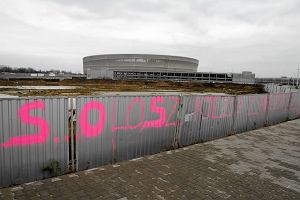 'Solosz kiedy zarybiasz' - taki napis pojawi si w 2012 r. na ogrodzeniu terenu przy stadionie we Wrocawiu, przy tzw. dziurze Solorza. Pniej miasto oferowao ten teren na sprzeda, m.in. na targach nieruchomoci w Cannes