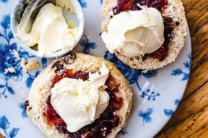 Popoudniowa herbatka -scones zkonfitur iclotted cream (zkremem mietanowym)