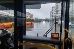 30.08.2023. Zalane okolice ptli autobusowej Skorosze w Ursusie (skrzyowanie ul. Skoroszewskiej i Starodby)