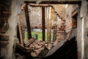 Rozbirka zabytkowych chlewikw przy ulicy Paderewskiego w Rybniku-Niedobczycach