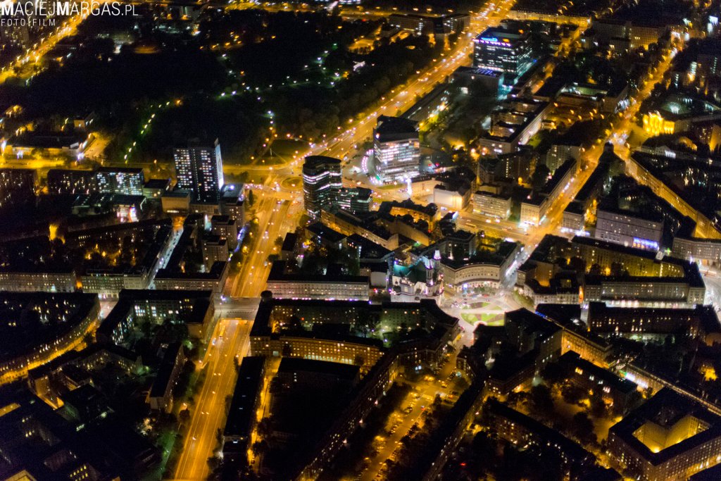 Warszawa z lotu ptaka nocą