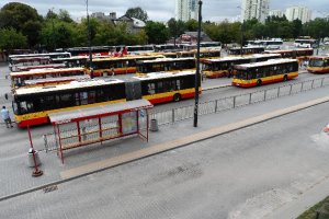 Metro Wilanowska. Po zamkniciu przystanku autobusy na ptli tocz si na pozostaych peronach