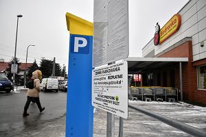 Patny parking przy dyskoncie w Warszawie