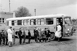 Dzieci oczekujce na badanie dentystyczne przed autobusem Zwizkowego Orodka Lekarsko-Dentystycznego. Braniewo, 1969 r.