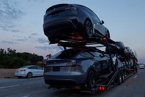 Nowo wyprodukowane samochody SUV Tesla Model Y przewoone s autostrad w pobliu Carlsbad w Kalifornii, USA, 9 wrzenia 2024 r.