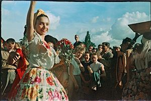 Uczestniczki V wiatowego Festiwalu Modziey i Studentw podczas pochodu w Alejach Ujazdowskich. Sierpie 1955 r. -sierpien-1955-Muzeum-Warszawy.jpg