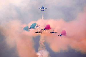 Frecce Tricolori - piloci z Woskich Si Powietrznych uwietniaj otwarcie Dubai Air Show Zjednoczone Emiraty Arabskie.