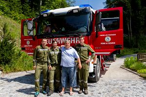 Rosyjski oligarcha Raszid Sardarow pozuje (w klapkach) przed wozem straackim, ktry kupi dla austriackiej gminy Rohr im Gebirge, 2015 r.