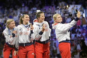 Od lewej Alicja Klasik, Martyna Swatowska - Wenglarczyk, Renata Knapik - Miazga i Aleksandra Jarecka z medalami igrzysk olimpijskich w Paryu