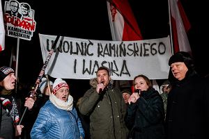 Nocny protest przed Aresztem ledczym w Radomiu. To tu przebywa Mariusz Kamiski