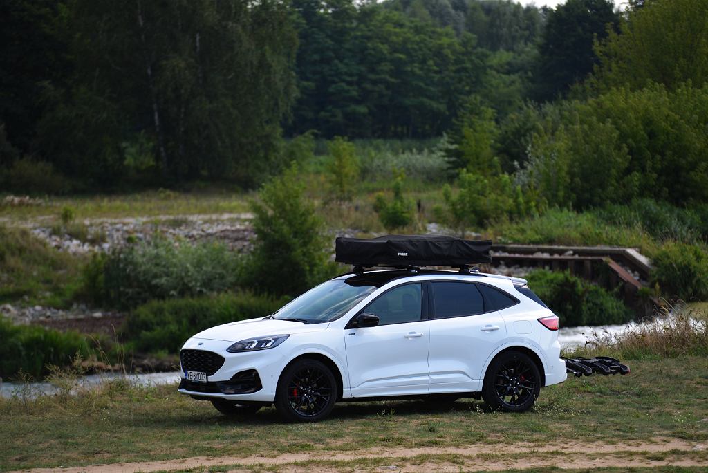 Ford Kuga FHEV i Thule Approach