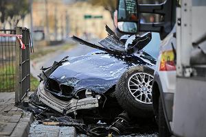 Usuwanie skutkw wypadku, w ktrym nietrzewy kierowca BMW wjecha w przystanek komunikacji miejskiej