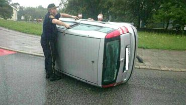 Jechali na interwencj. Nagle zobaczyli na drodze przewrcone auto. W rodku siedziaa kobieta