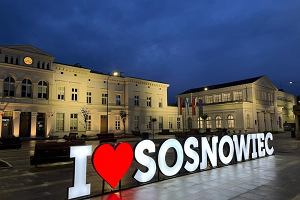 Napis 'I love Sosnowiec' przed dworcem PKP