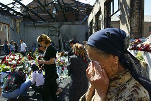 Starsza kobieta pacze w zrujnowanej sali gimnastycznej szkoy, na miejscu kryzysu zakadniczego, w Biesanie, Osetia Pnocna, czwartek, 9 wrzenia 2004 r. Ludzie wci przychodz do szkoy, aby zoy kwiaty i zapali znicze, aby odda hod ofiarom dramat brania zakadnikw.