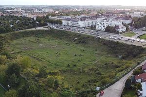 Nowa inwestycja PUM powstanie w wykopie, w ktrym Niemcy chcieli zbudowa stadion. W gbi zabudowa szpitala