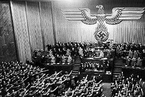 Historycy dopiero niedawno zaczli gbiej analizowa, jak wysocy rang funkcjonariusze nazistowskiej administracji odnaleli si w powojennej rzeczywistoci. Na zdjciu Reichstag po przemwieniu Adolfa Hitlera, 30 stycznia 1937 r.