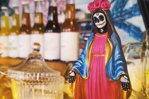 Meksykaska figurka Santa Muerte - wita mier - w klubokawiarni Szypuka w Czstochowie