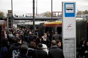 Pasaerowie z Gocawia przesiadaj si do autobusw w al. Stanw Zjednoczonych. Musz korzysta z wiaduktu ul. Saskiej (na zdjciu w gbi), ktry ma za wskie chodniki