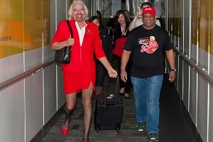 Tony Fernandes i Richard Branson w stroju stewardessy AirAsia przed lotem do Kuala Lumpur. Branson przegra z Fernandesem zakad o to, czyj zesp wycigowy Formuy 1 ukoczy wycig w Abu Dhabi w debiutanckim sezonie 2010.