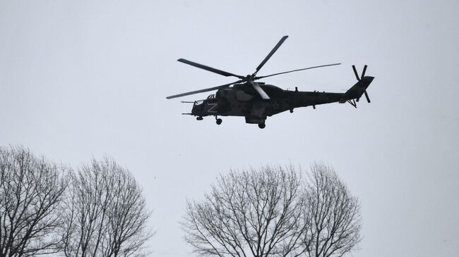 Вертолет Ми-35М пролетает над полевым аэродромом ВКС России в зоне проведения специальной военной операции