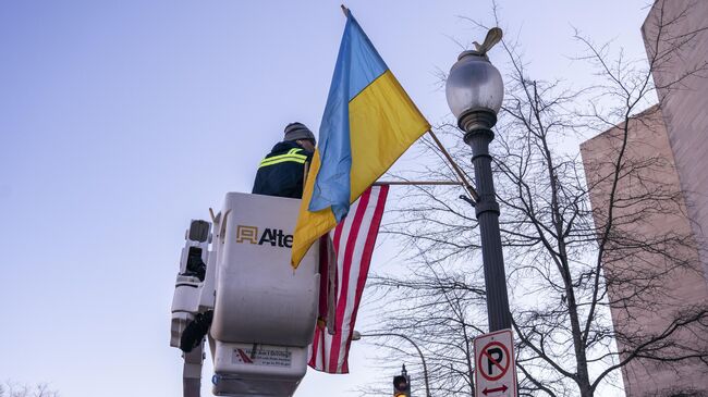 Флаги США и Украины на Пенсильвания-авеню в Вашингтоне