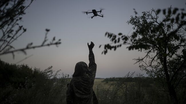 Украинский военный запускает беспилотник. Архивное фото