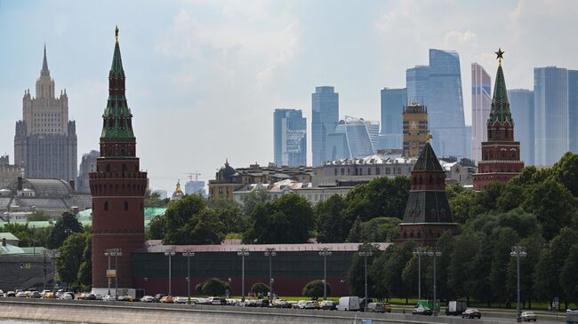 Панорамный вид на Московский Кремль и Москву-реку