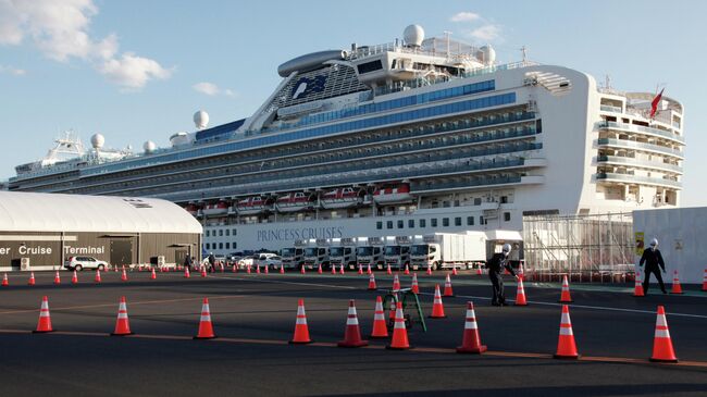 Круизный лайнер Diamond Princess в порту Йокогама