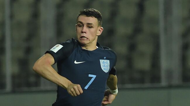 Philip Foden (R) of England dribbles past Chris Gloster of USA during the quarterfinal football match between USA and England in the FIFA U-17 World Cup at the Jawaharlal Nehru Stadium in Goa on October 21, 2017. (Photo by INDRANIL MUKHERJEE / AFP)