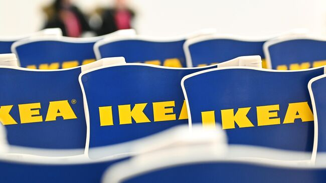 Флажки с логотипом в магазине IKEA