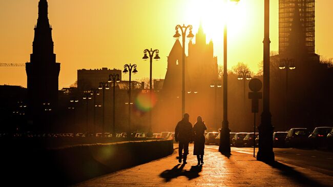 Люди на Москворецкой набережной в Москве