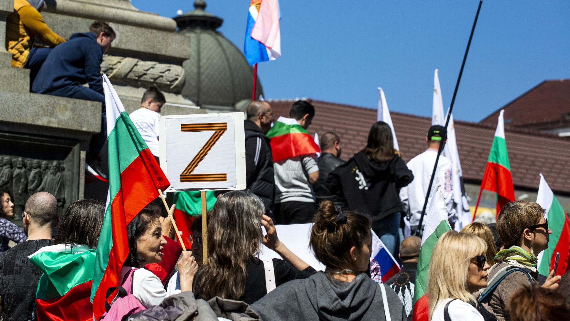 Участники митинга против поставок оружия Украине в центре Софии - РИА Новости, 1920, 04.05.2022