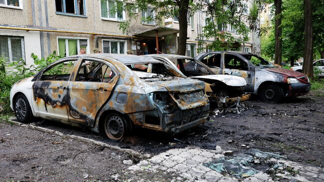 Уничтоженные в результате обстрелов ВСУ легковые автомобили