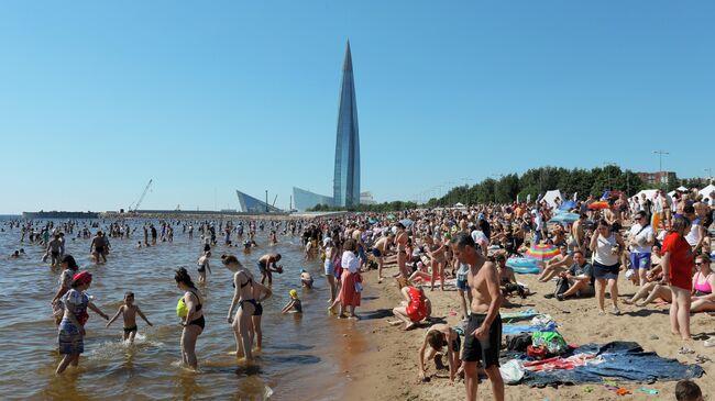 Люди отдыхают на пляже в Санкт-Петербурге