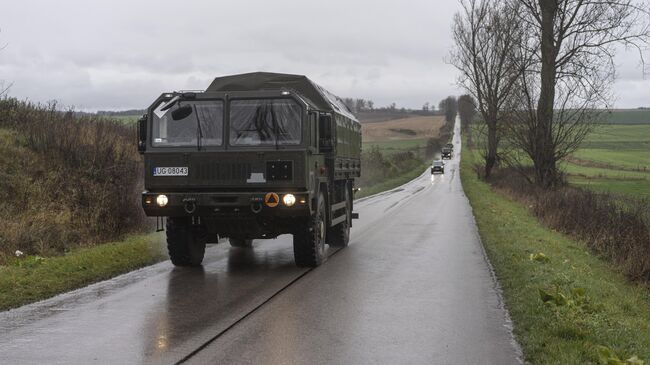 Военный автомобиль на дороге в районе населенного пункта Пшеводув