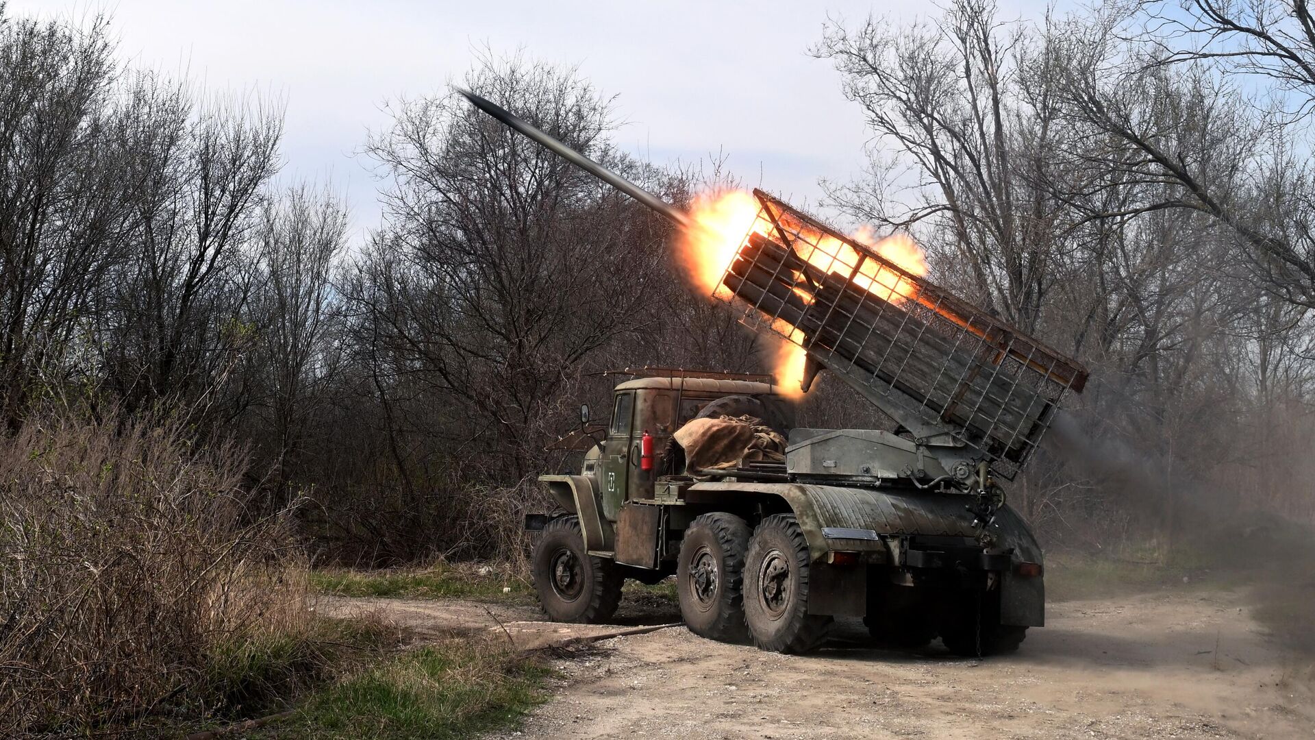 Реактивная система залпового огня Град в зоне проведения специальной военной операции - РИА Новости, 1920, 14.04.2024