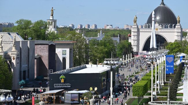 Главная аллея ВДНХ в Москве